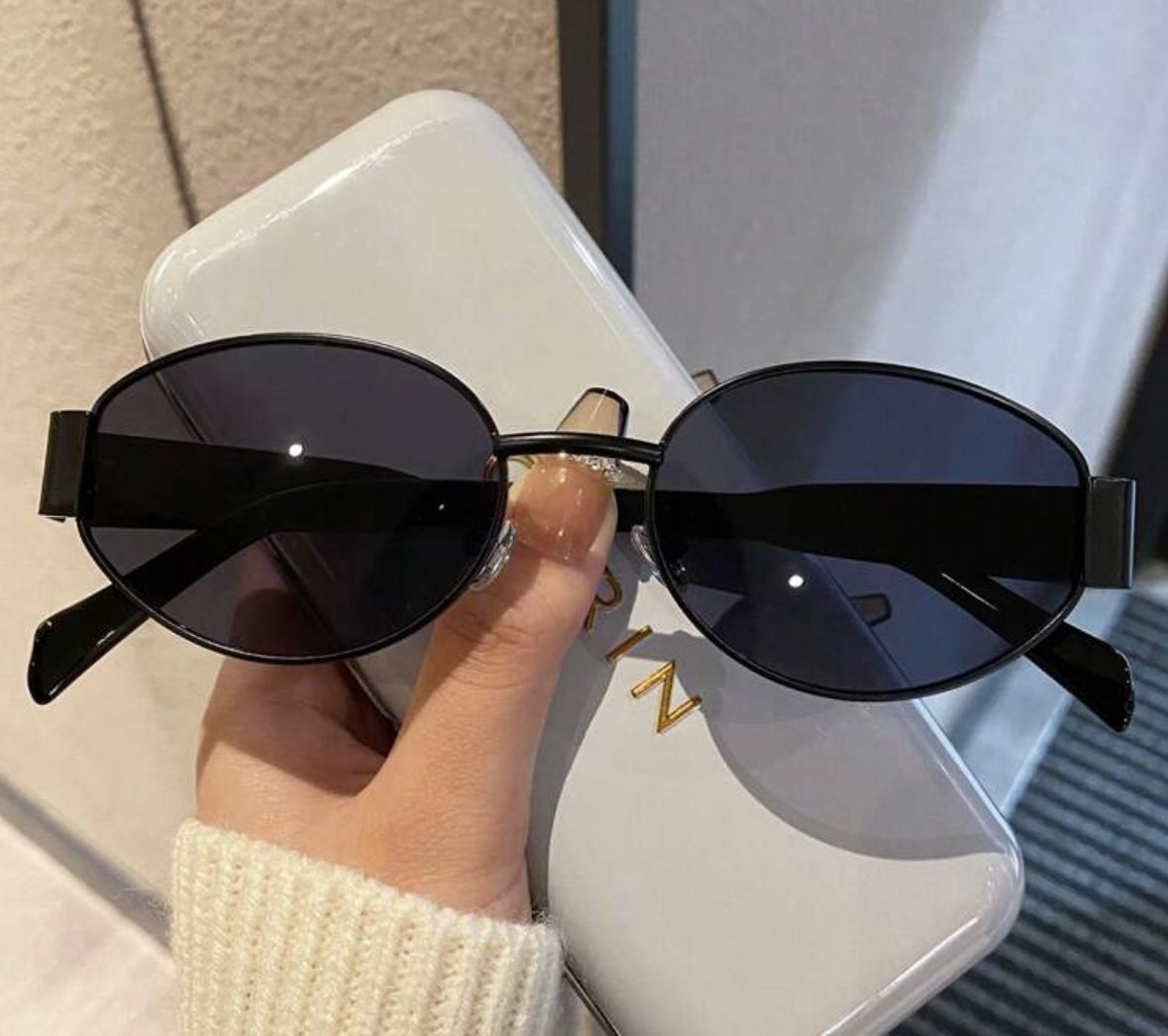 ‘Tyra’ black sunglasses